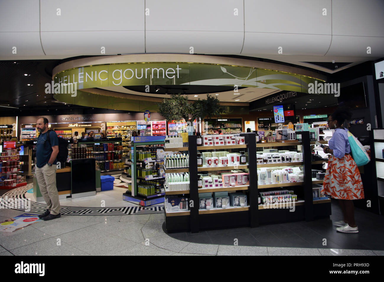 L'aéroport d'Athènes Athènes Grèce Personnes hors du shopping dans la boutique gastronomique hellénique Banque D'Images