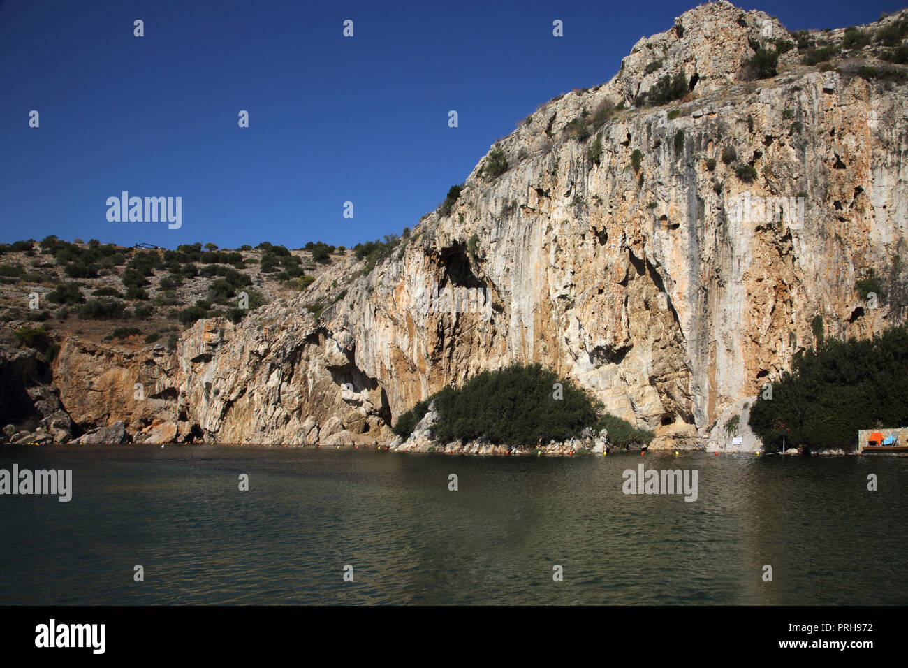 Vouliagmeni Athènes Grèce touristes nager dans le lac Vouliagmeni un Spa naturel - était une fois une caverne, mais le toit de la grotte est tombé en raison de l'érosion de la haute température de l'eau courante. Banque D'Images