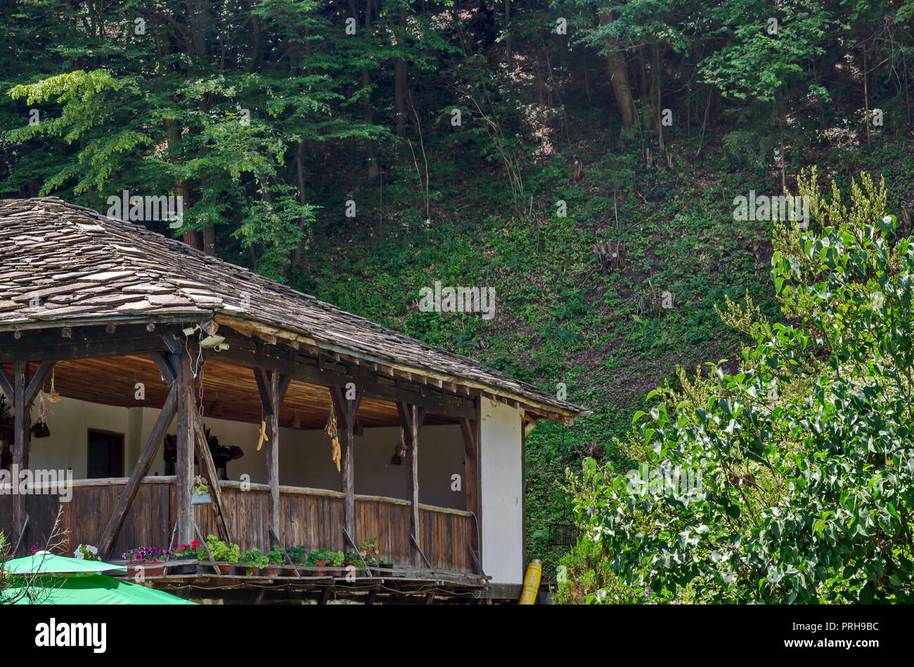 Fragment de l'ancienne maison traditionnelle avec balcon en forêt, près de l'Pasarel village, Bulgarie Banque D'Images