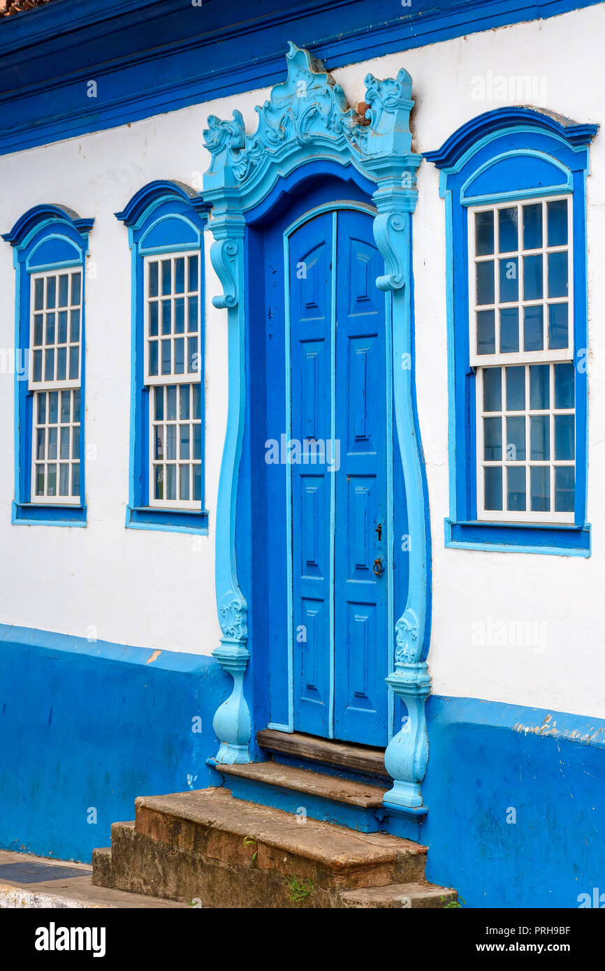 Façade de l'ancienne maison de style colonial au couleurs bleu et blanc dans la ville de Sabara, Minas Gerais Banque D'Images