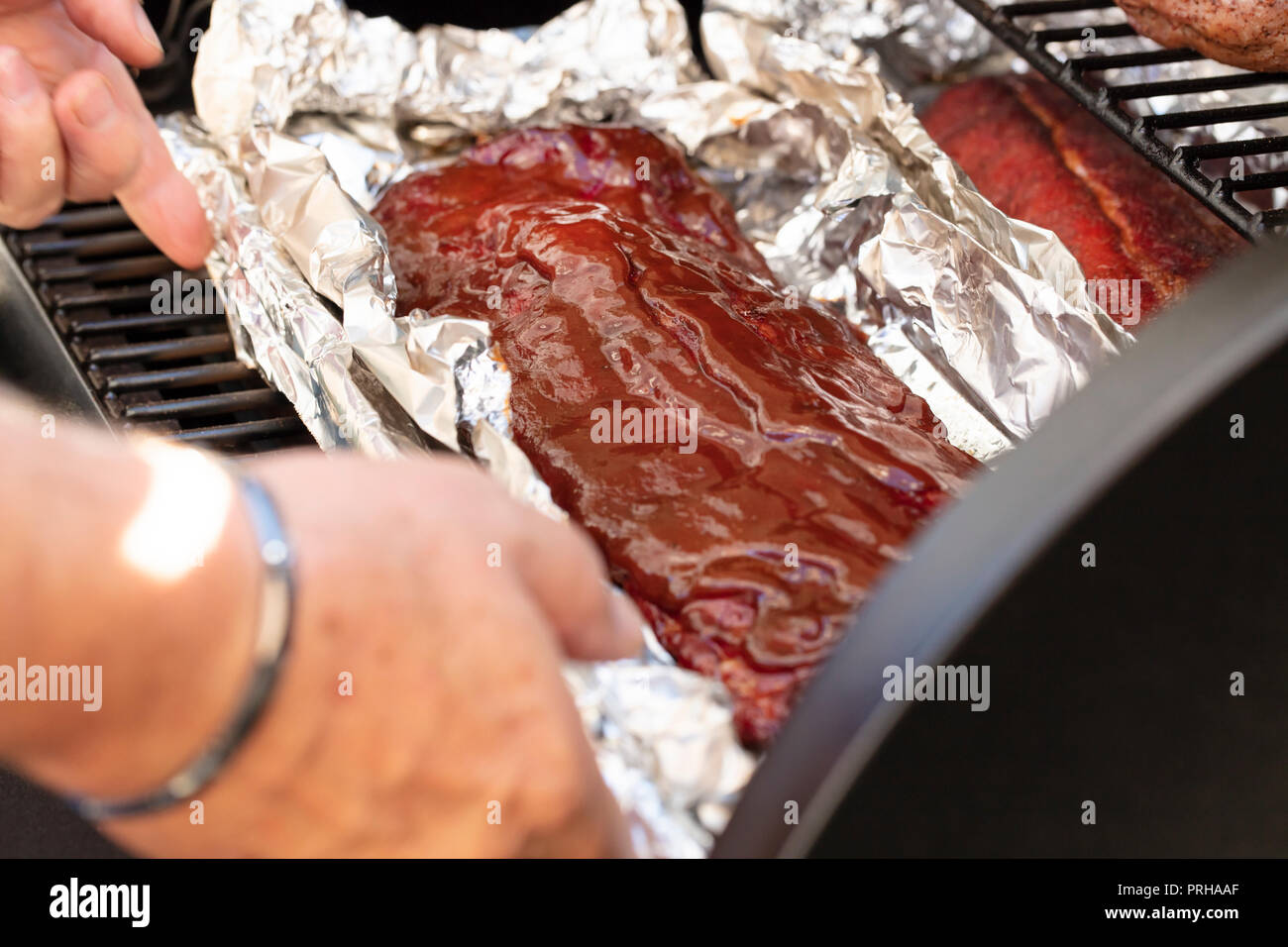 Une dalle de côtes courtes avec sauce barbecue grill sur une porte et d'aluminium Banque D'Images