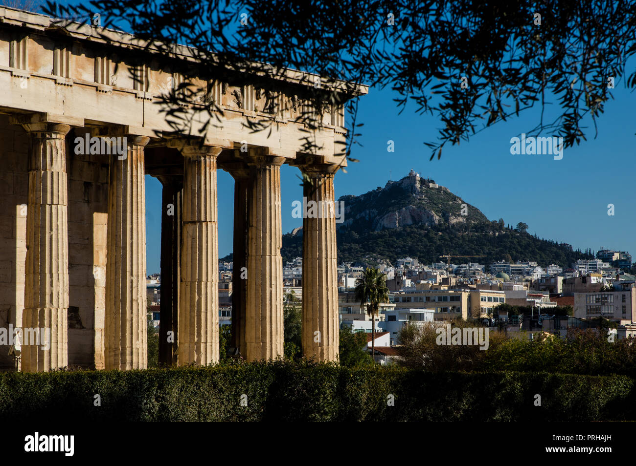 Athènes, vue vers le mont Lycabette à partir de l'ancienne agora d'arbres à l'avant Banque D'Images
