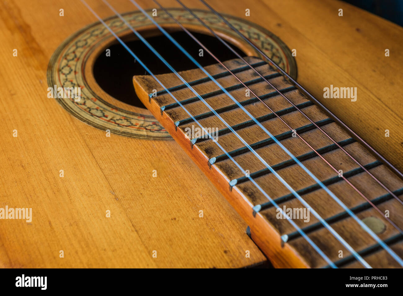 Une vue sur la vieille guitare classique closeup Photo Stock - Alamy