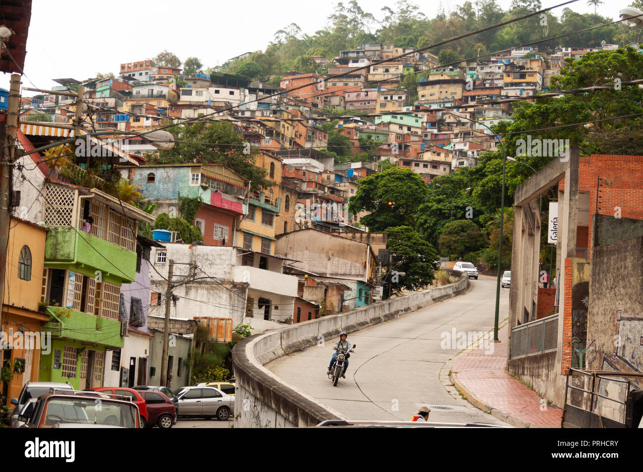 El Hatillo Caracas/Venezuela Etat de Miranda 26/04/2018 L'assainissement des taudis dans les collines. Banque D'Images