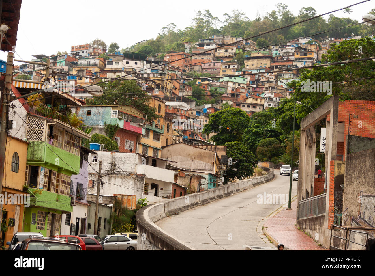 El Hatillo Caracas/Venezuela Etat de Miranda 26/04/2018 L'assainissement des taudis dans les collines. Banque D'Images