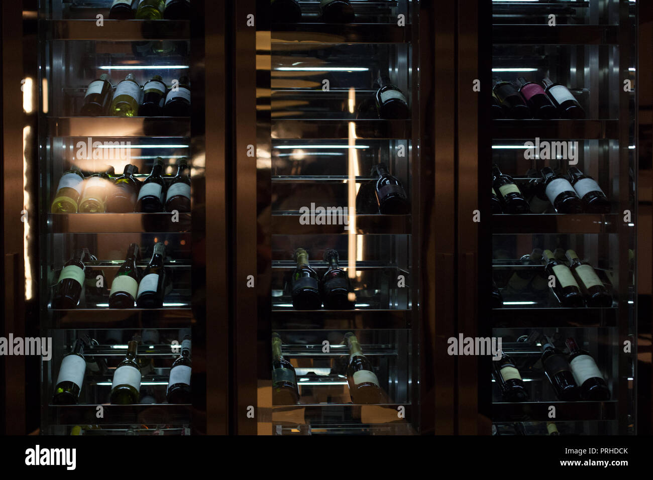 Wine Racks de stockage Showcas. Casier à vin lumineux, bouteille en verre. Banque D'Images