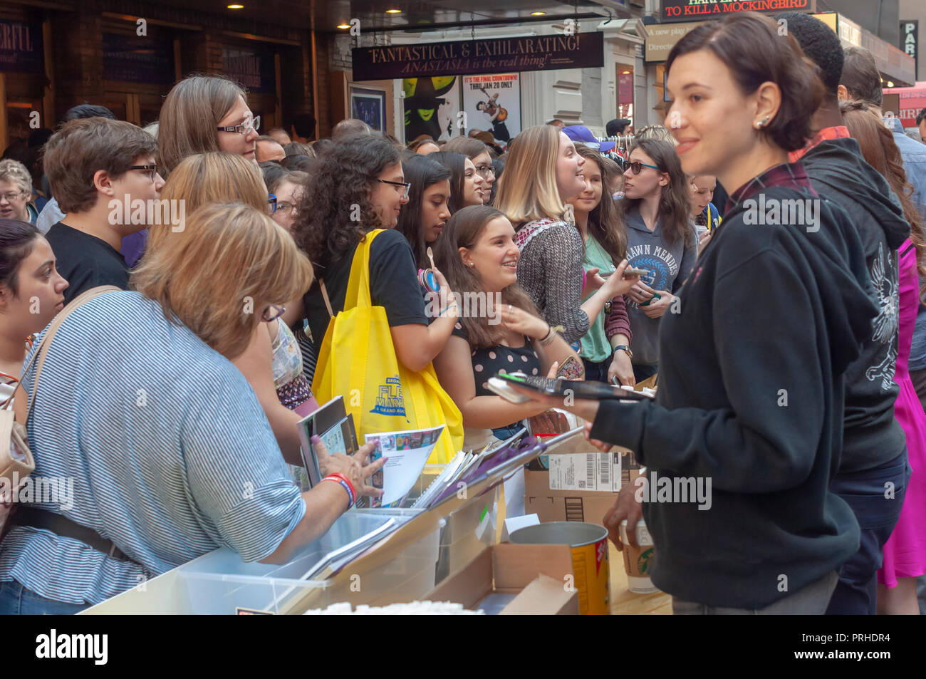 Des milliers de fans de la foule Broadway Broadway annuel 32e Marché aux Puces & Grand Vente aux enchères à New York pour verser sur et à l'achat de souvenirs de vintage de spectacles d'un props dimanche à New York, le 30 septembre 2018. Plus de 50 tables de spectacles de Broadway et le théâtre des institutions connexes et les entreprises occupent les rues autour de Shubert Alley offrant leurs marchandises connexes Broadway et des autographes. La foire est une activité de financement pour le Broadway Cares/Equity Fights Aids la charité. (Â© Richard B. Levine) Banque D'Images