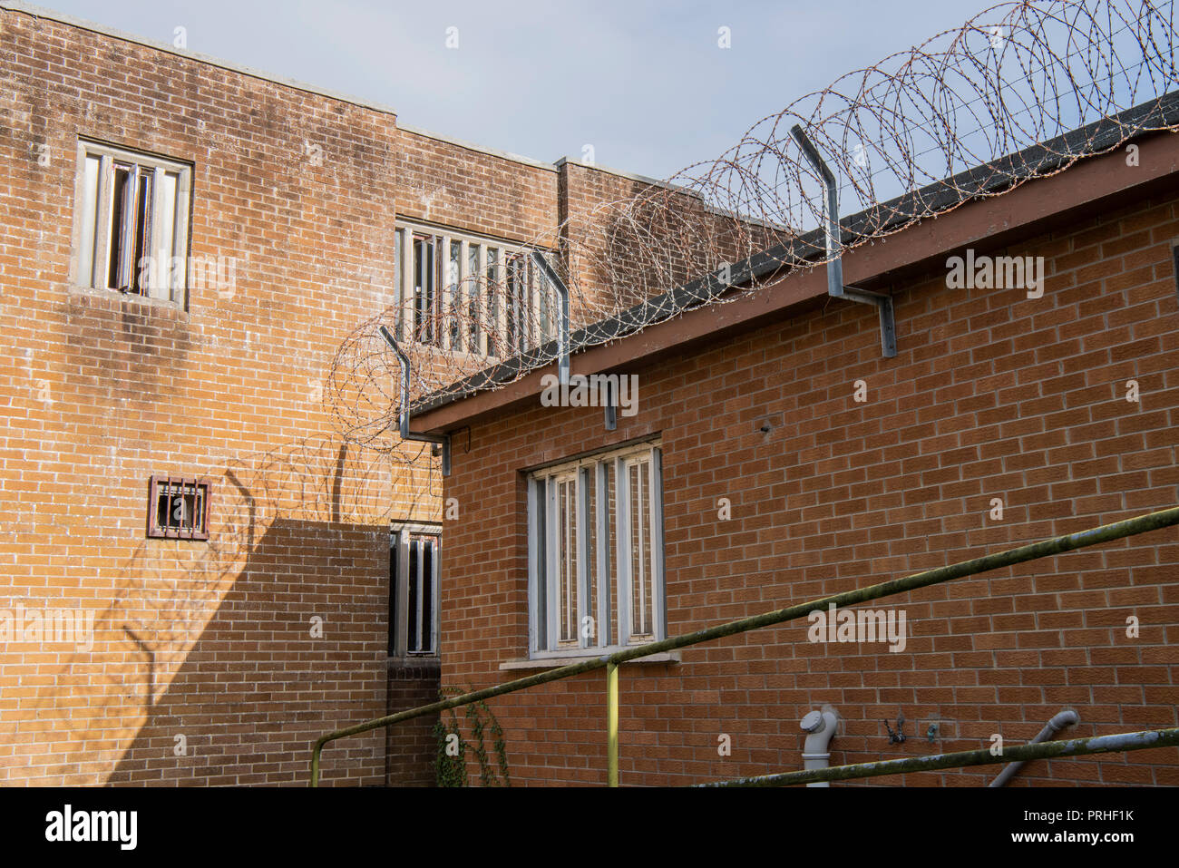 Barbelés enroulés sur le toit d'une prison. Banque D'Images