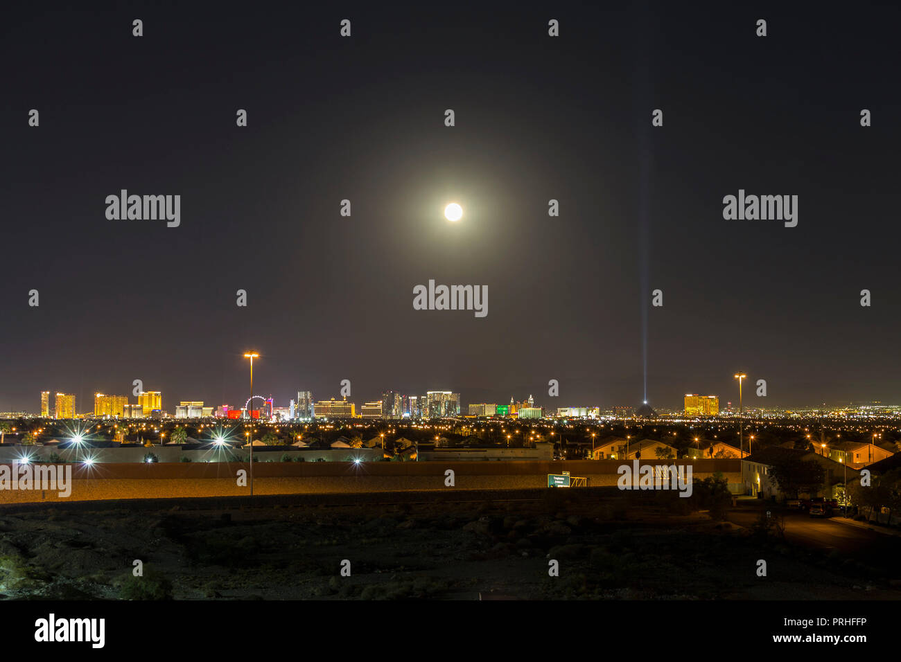Las Vegas, Nevada, USA - 25 septembre 2018 : Lune se levant sur le Strip de Las Vegas resort towers dans le sud du Nevada. Banque D'Images
