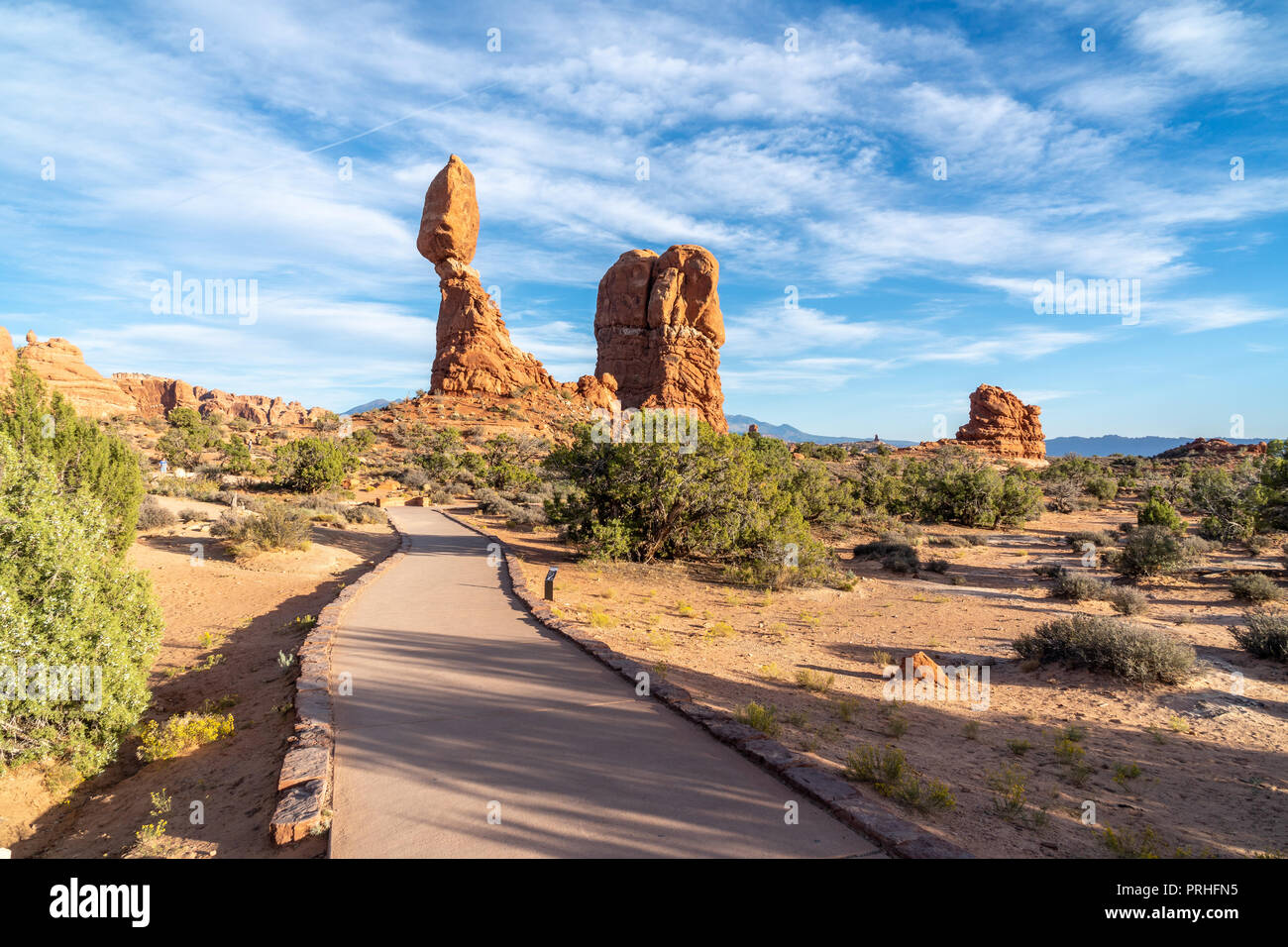 Balanced Rock à la fin d'un sentier, Arches National Park, Utah Banque D'Images