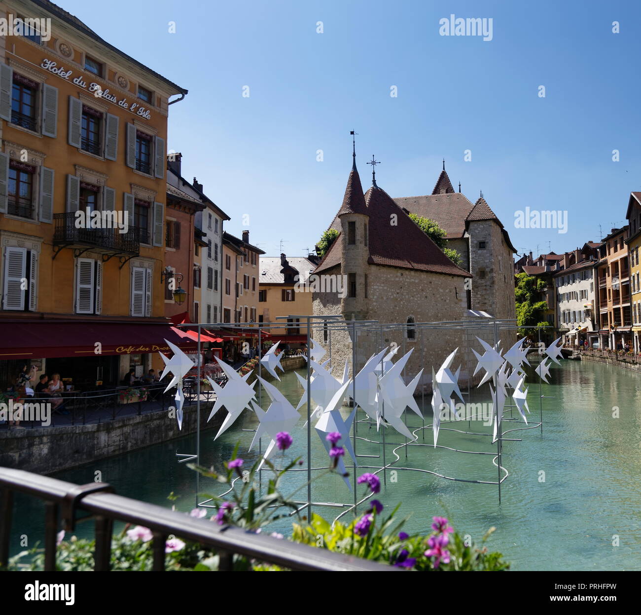 Palais de l'lle et une exposition d'art de poisson blanc sur un châssis sur la rivière thiou Annecy France Banque D'Images