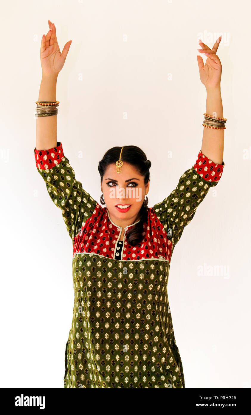 Femme dansant la danse indienne en costume national. Une belle fille portrait dans shree kurta set style patiala, corne de l'Indian dance movement. Affaires indiennes. Banque D'Images