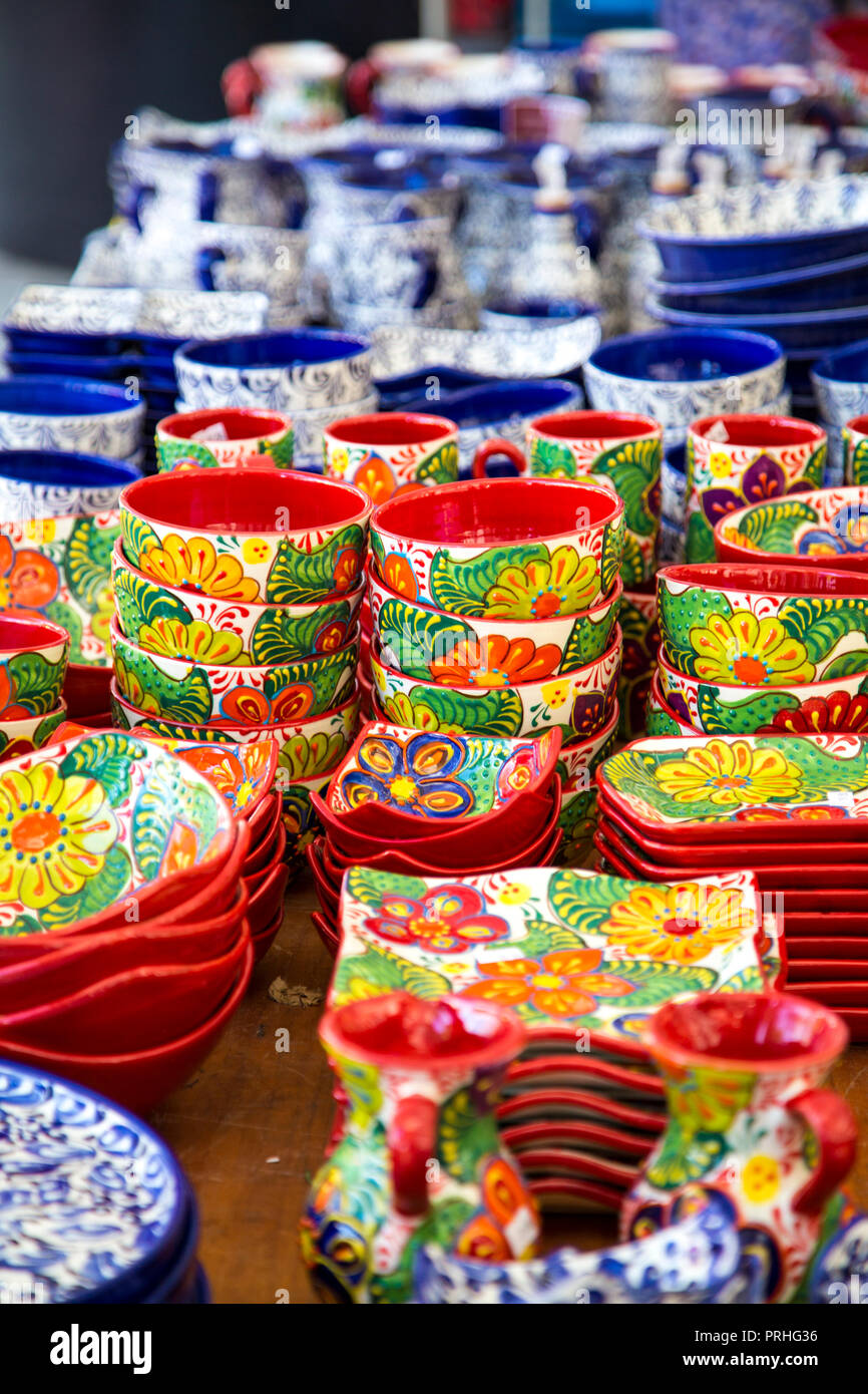La céramique espagnole colorés vendus à un décrochage dans l'Avinguda del Portal de l'Àngel, Barcelone, Espagne Banque D'Images