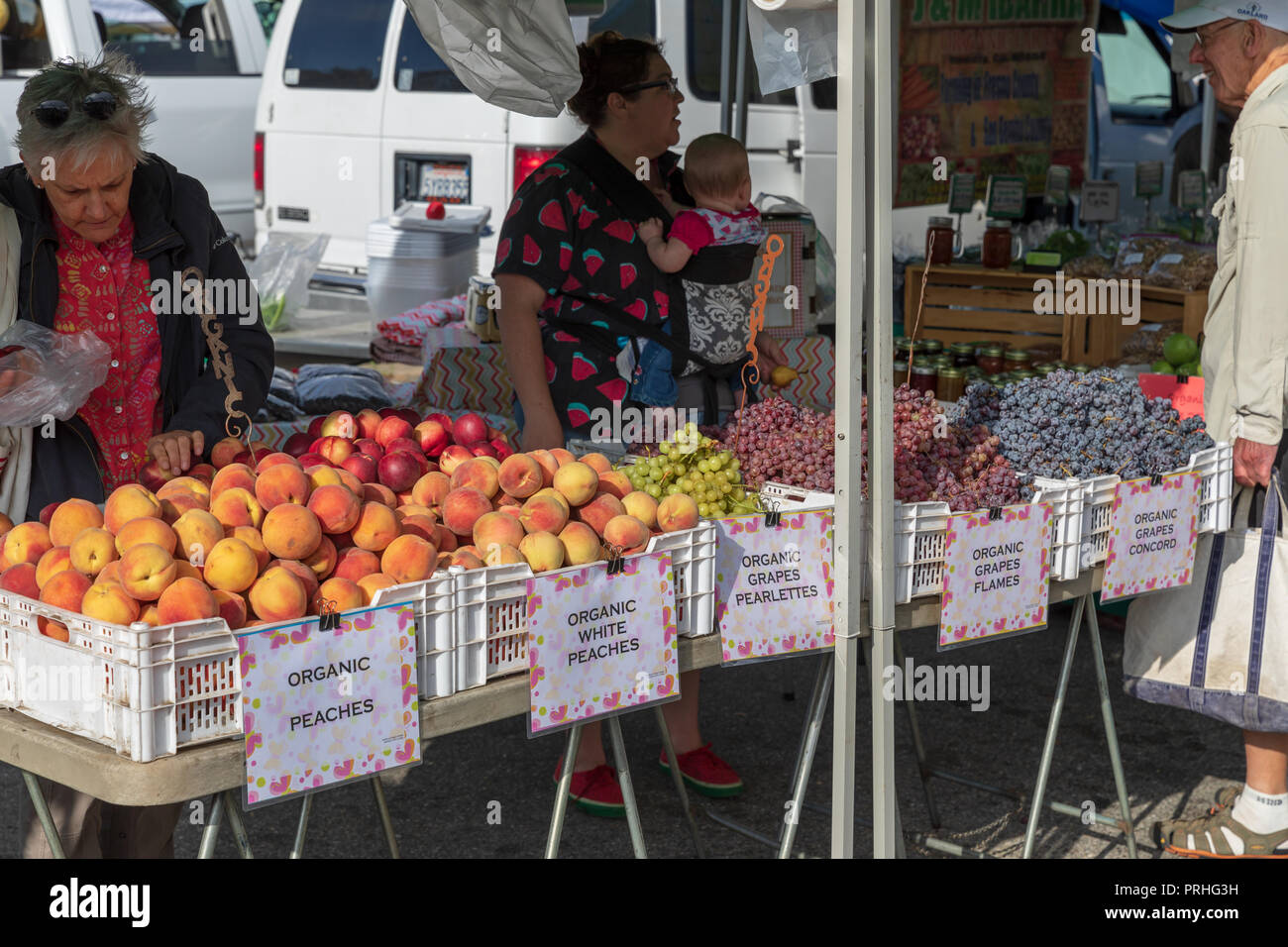 Au stand du marché de fruits biologiques, Mountain View, California, USA Banque D'Images