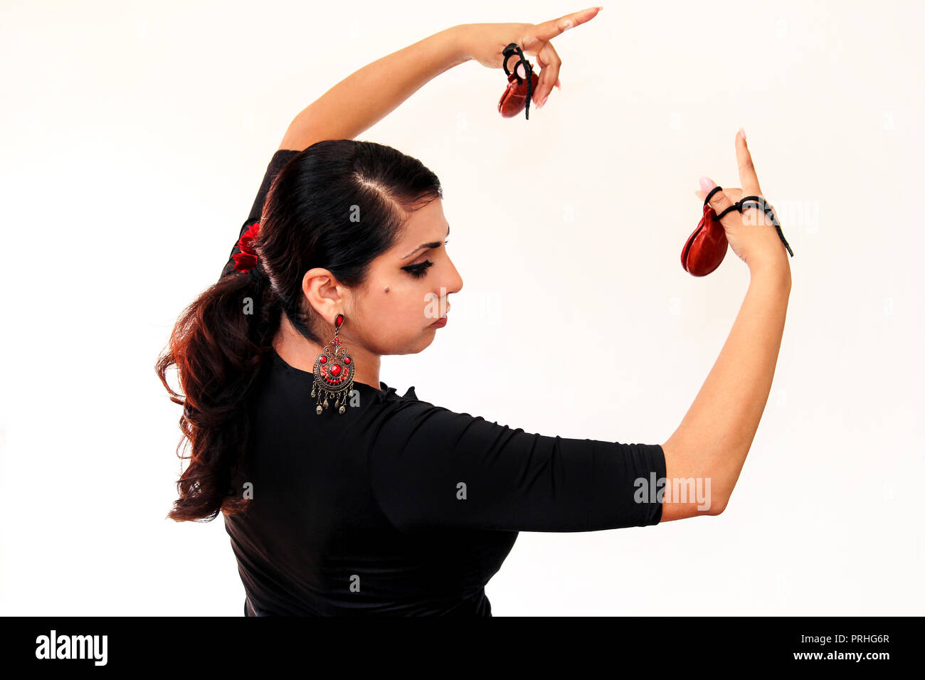 Jeune Femme Gitane Espagnole Danser Le Flamenco Avec Castagnettes Brun Dans Ses Mains Dans La Belle Danseuse De Flamenco Robe Nationale Sur Un Fond Blanc Espagne Photo Stock Alamy