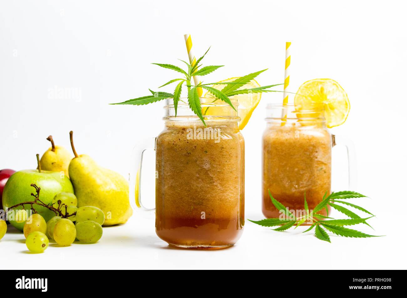 Smoothies aux fruits avec de la marijuana sur fond blanc Banque D'Images