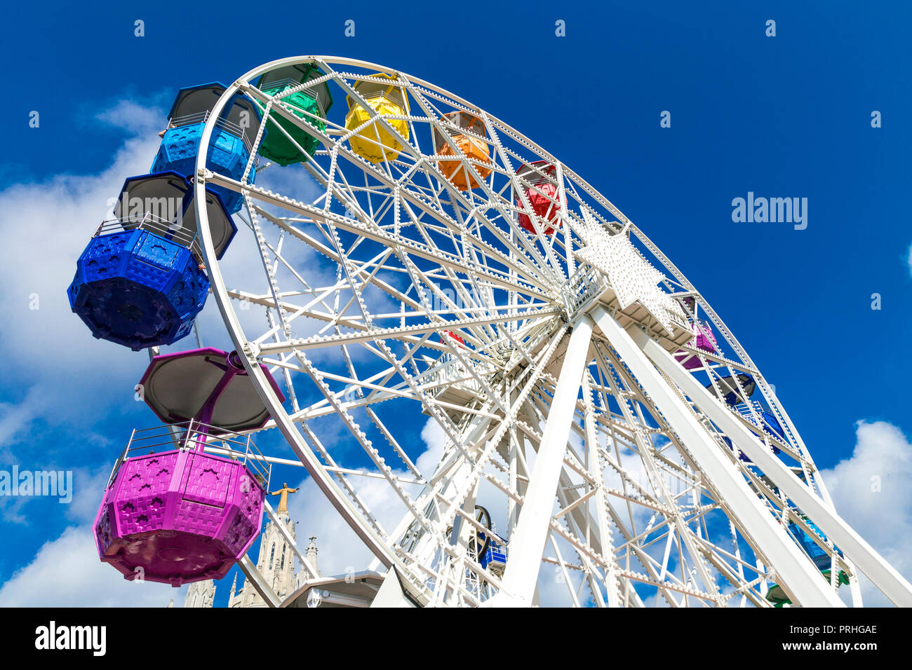 Grande roue colorée dans un parc d'attractions, Giradabo, Tibidabo, Barcelone, Espagne Banque D'Images