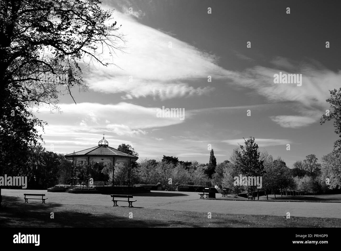 Moody noir et blanc des images du kiosque traditionnel à Ropner Park, Stockton-on-Tees sur une après-midi ensoleillée d'automne. Banque D'Images