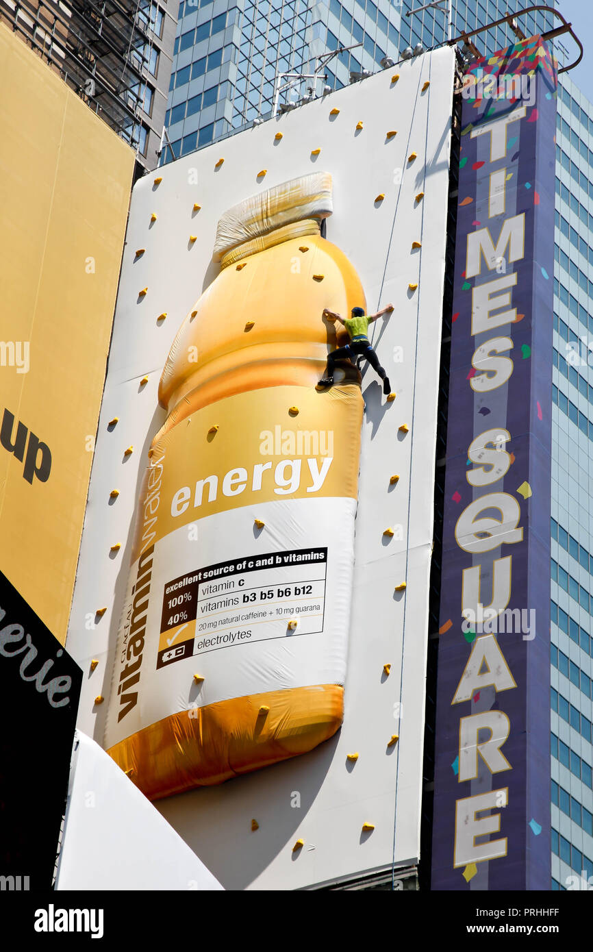NEW YORK, USA - 11 juillet 2011 : Photo d'une vitamine Water addvertising sur Time Square à New York City le 11 juillet 2011. Banque D'Images