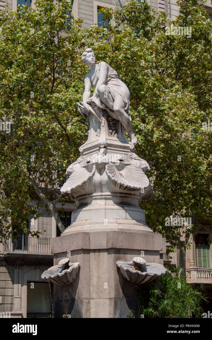 La fontaine de Diana, se dresse dans la partie centrale de la Gran Via de Barcelone en Catalogne, Espagne, Europe. Banque D'Images