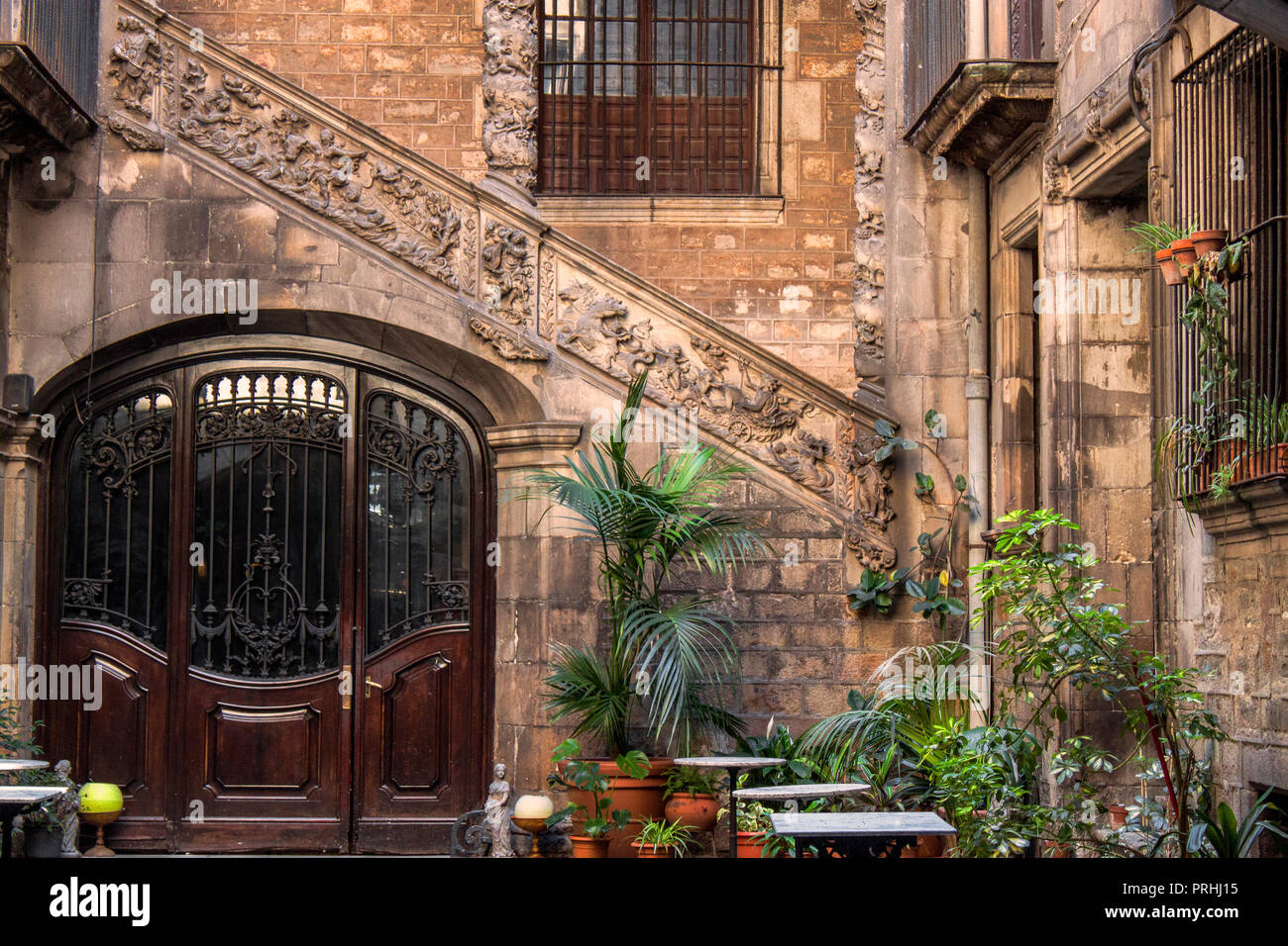 Cour intérieure médiévale dans le quartier gothique de Barcelone, Catalogne, Espagne, Europe. Escaliers en pierre historique, mur et beaux modèles anciens. Banque D'Images