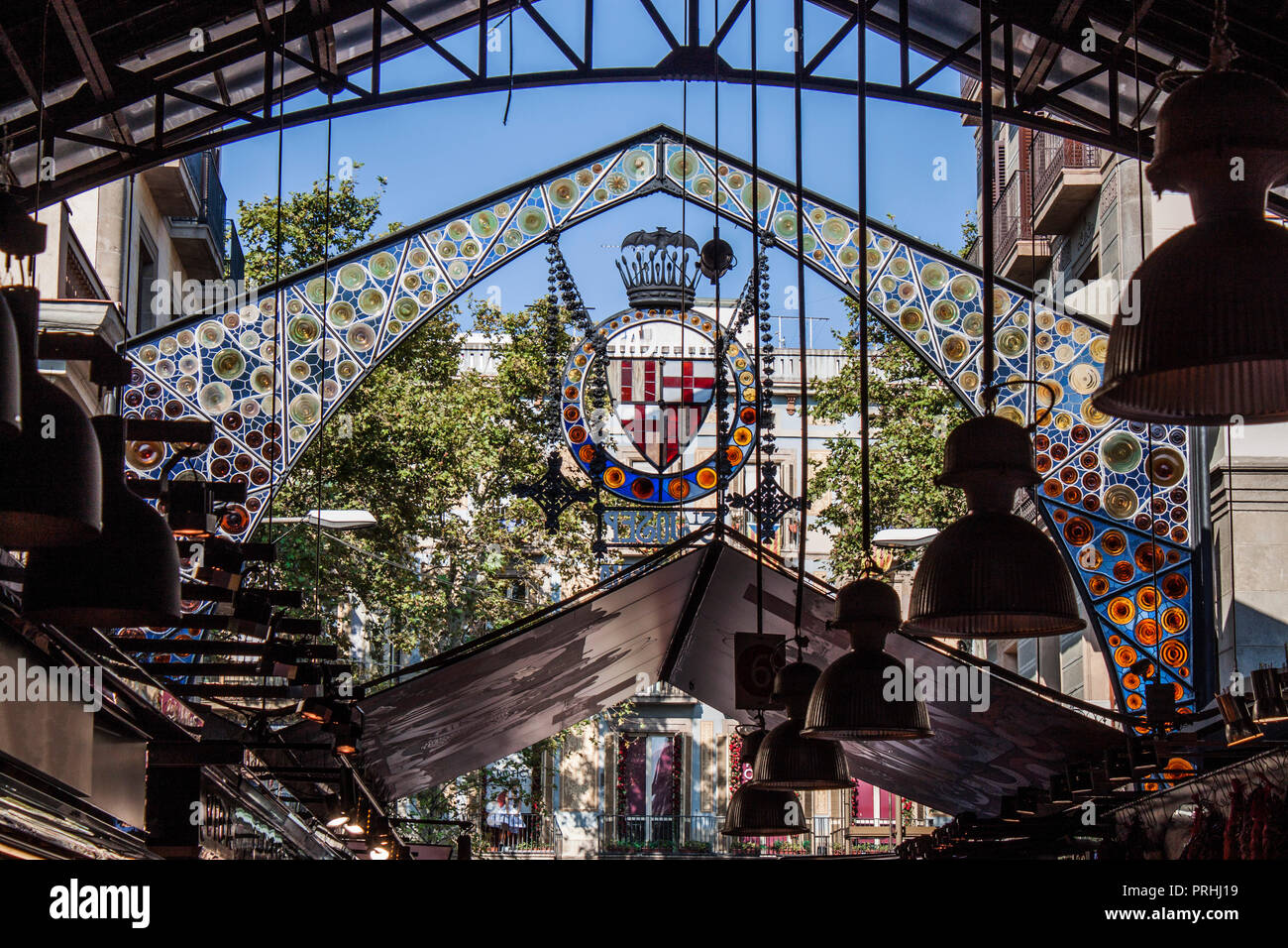 Détail de l'espace célèbre marché La Boqueria (alimentaire) dans la vieille ville de Barcelone, Catalogne, Espagne, Europe. Les modèles colorés et les ornements sur le verre. Banque D'Images