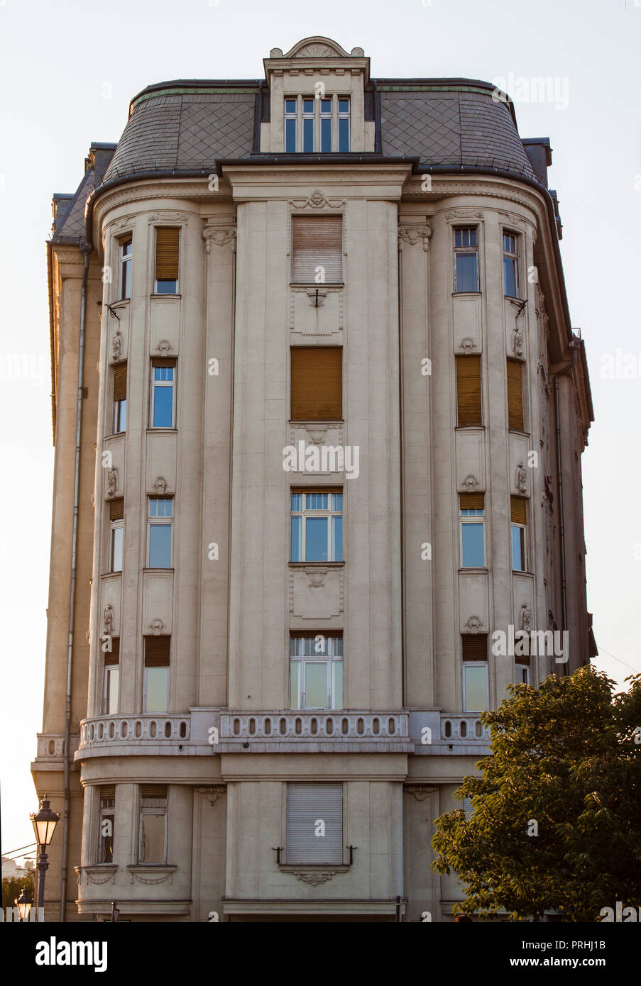 Un beau bâtiment historique dans la vieille ville de Budapest, Hongrie, Europe de l'Est. Façade détaillée d'une vieille maison, des modèles, des ornements. Banque D'Images