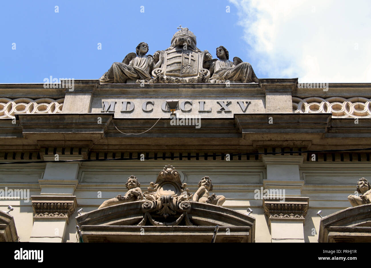 Détail d'un bâtiment historique dans la vieille ville de Budapest, Hongrie, Europe de l'Est. Armoiries, statues et ornements Banque D'Images