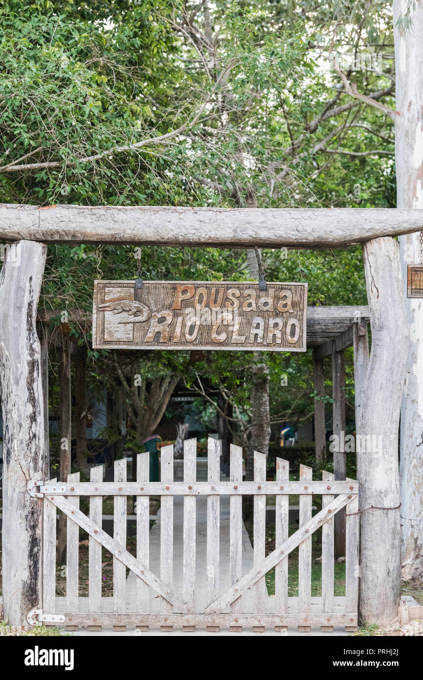 Panneau à l'entrée de la Fazenda Rio Claro Pousado, Mato Grosso, Pantanal, Brésil. Banque D'Images