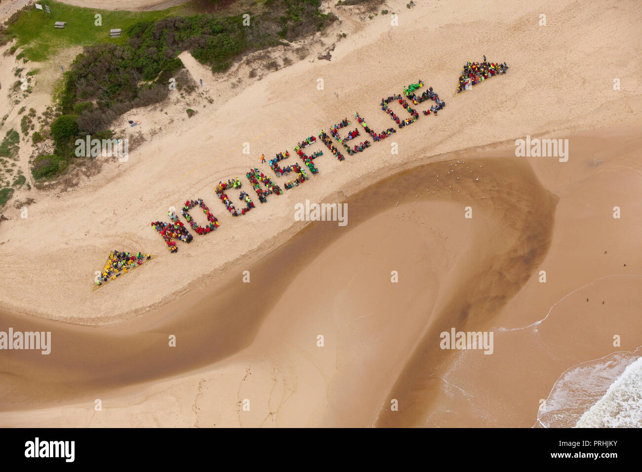 Protestation des habitants de charbon gaz naturel proposée par l'intermédiaire d'un 'Non' gisements signe humain sur la plage à Seaspray Gippsland, Australie. Banque D'Images