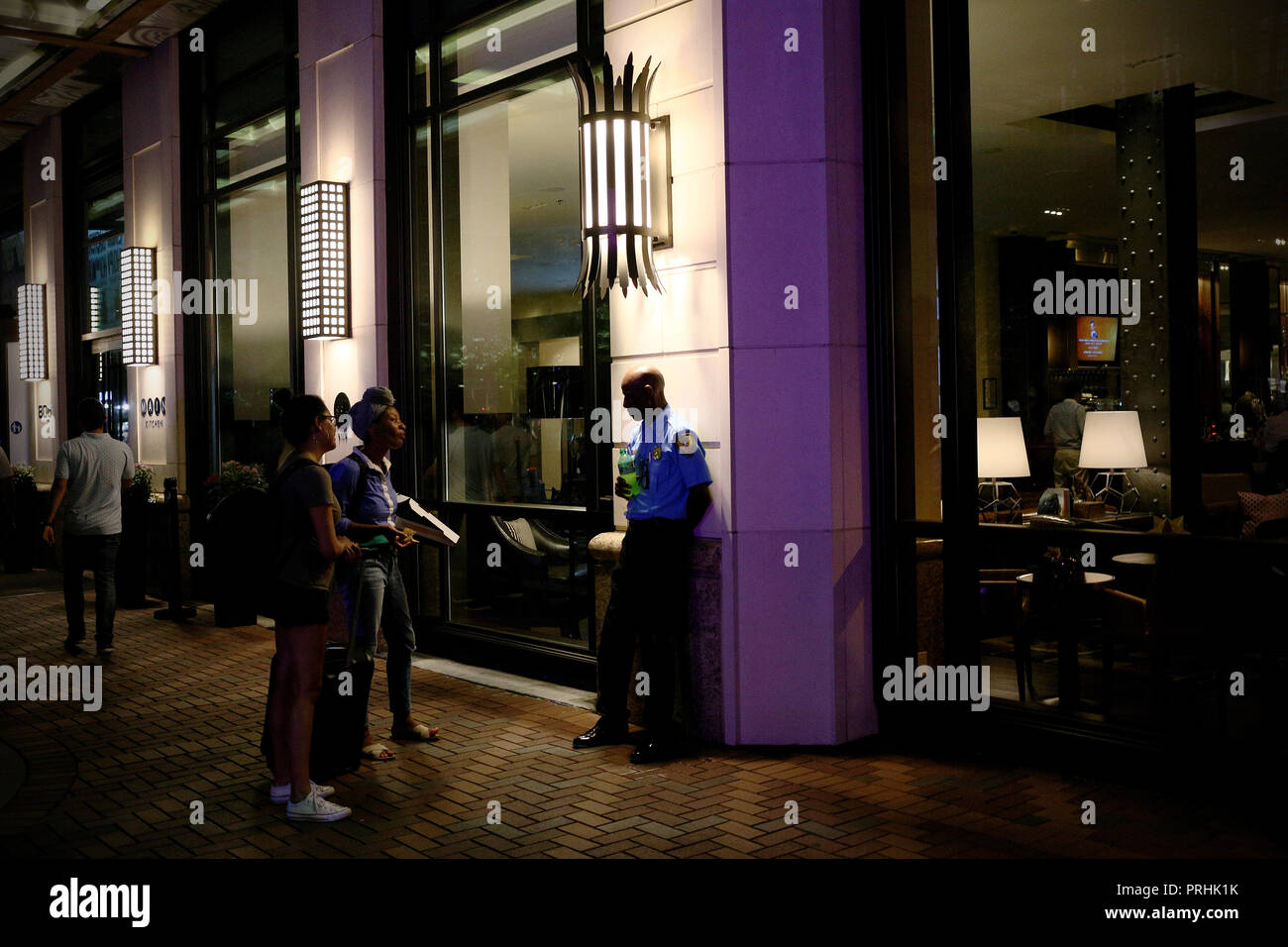 Houston, Texas - 20 juin 2016 : les filles vendent des produits alimentaires non identifiés à une police non identifiés dans le centre-ville de Houston, Texas Banque D'Images