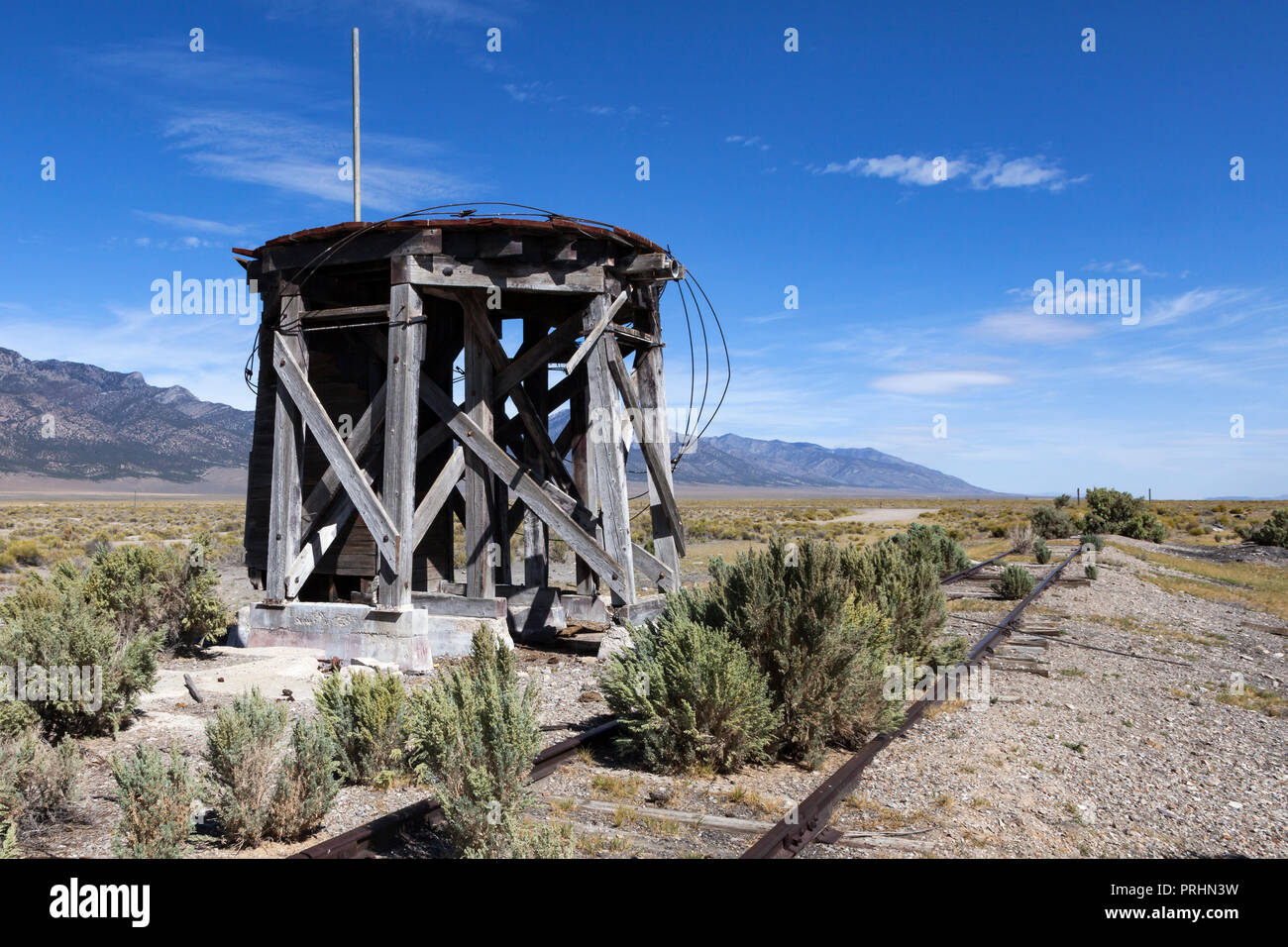 La base de la tour d'eau et d'une paire de rails en acier reste à l'abandon de Cherry Creek Depot à Cherry Creek, Nevada. Banque D'Images