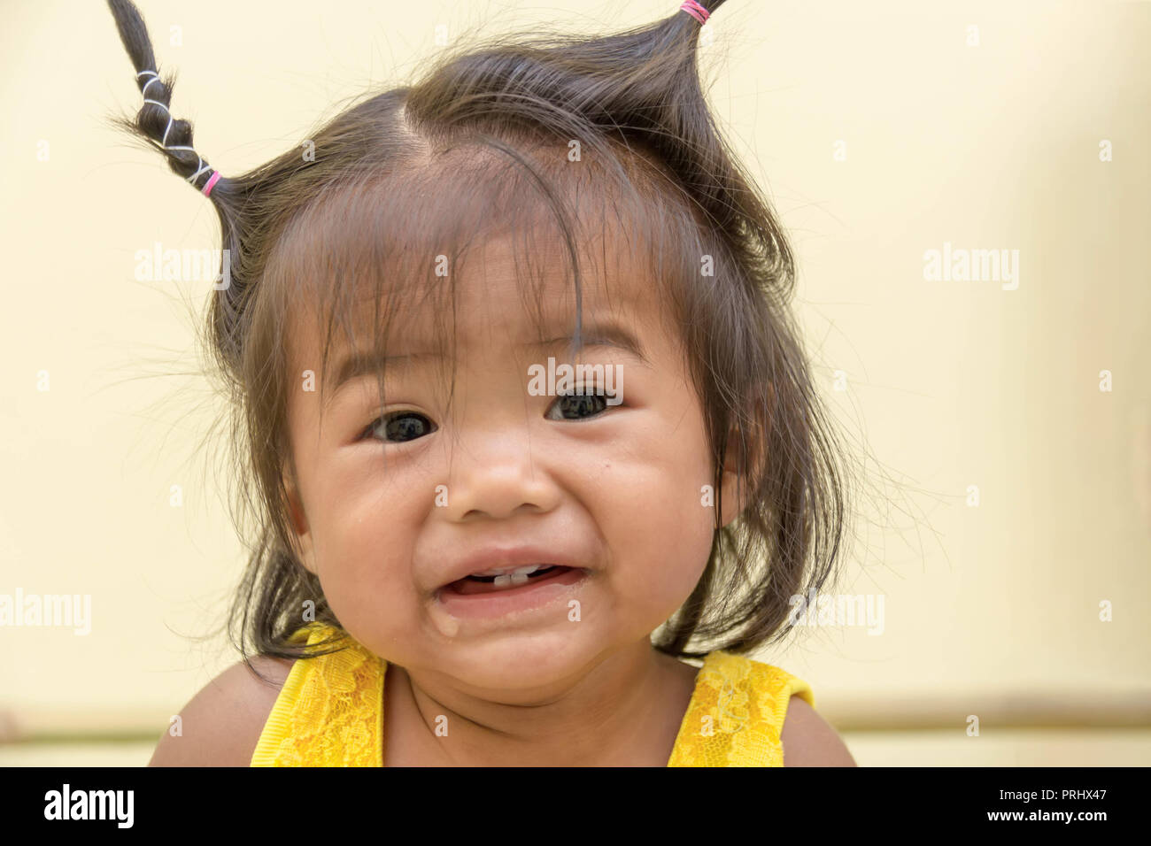 A Dix Mois Fille Vetu D Un Manteau Jaune Sourire Heureux Avec Seulement Quatre Dents Qu Elle A Et De Baver Photo Stock Alamy A Dix Mois Fille Vetu D Un Manteau Jaune Sourire Heureux Avec Seulement Quatre Dents Qu Elle A Et De Baver Photo Stock Alamy