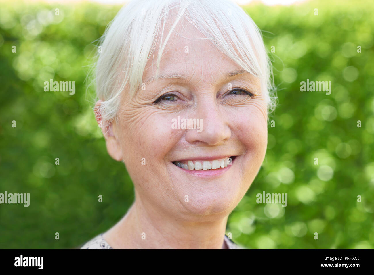 La tête et les épaules de plein air Portrait of Senior Woman Banque D'Images