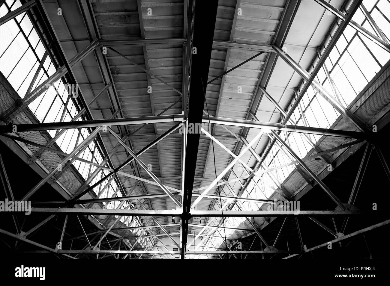 Le toit de l'ancienne usine de métal et de verre. C'était beaucoup de lumière.Conception à grande échelle Banque D'Images