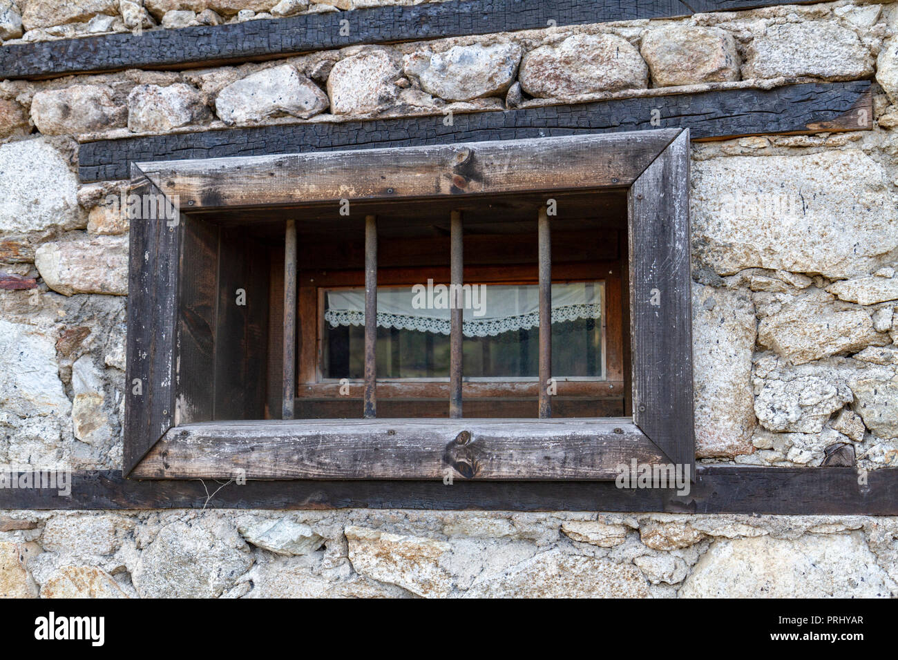 Les barres en acier à l'extérieur fenêtre d'une maison à Koprivshtitsa, Centre de la Bulgarie. Banque D'Images