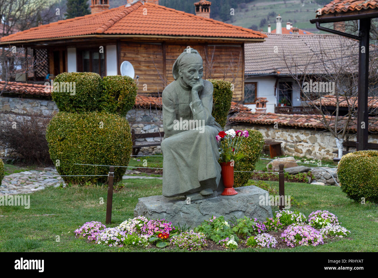 Avec la sculpture de tombstone Memorial "mère" dans le parc du musée de Dimtcho Debelianov à Koprivshtitsa, Centre de la Bulgarie. Banque D'Images