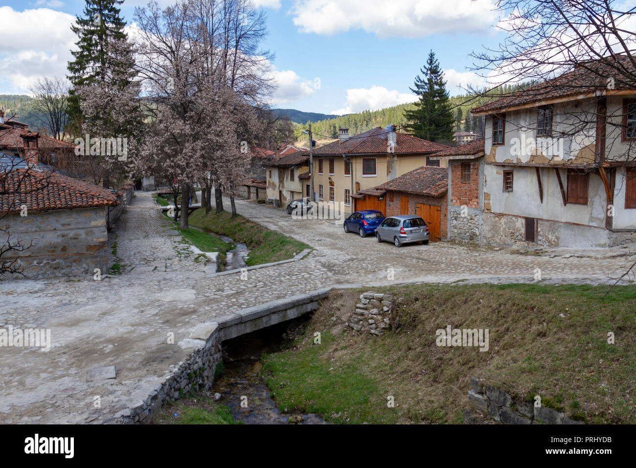 Vue générale à travers les rues de Koprivshtitsa, Centre de la Bulgarie. Banque D'Images
