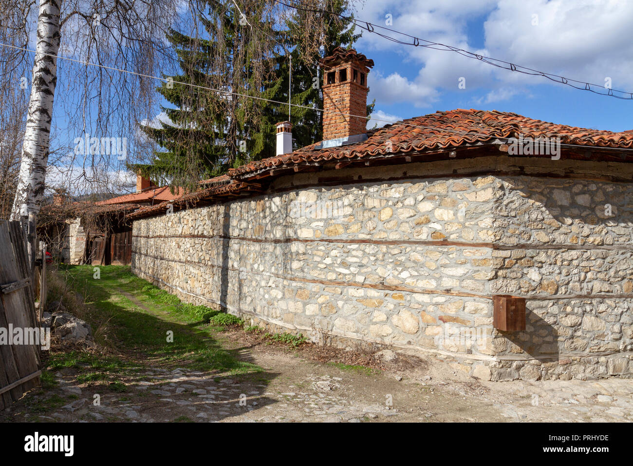 Rue fortifiée typique à Koprivshtitsa, Centre de la Bulgarie. Banque D'Images