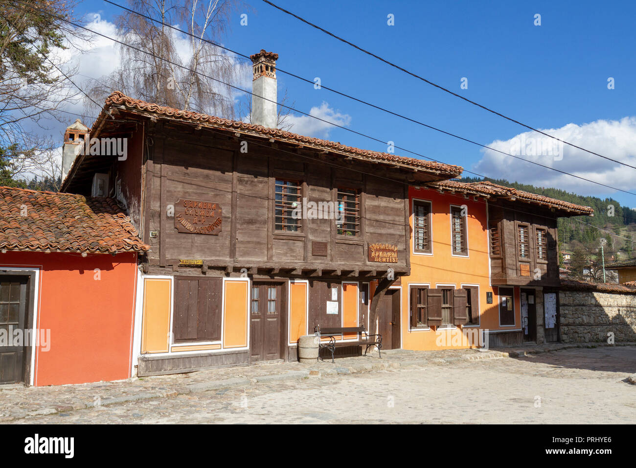 Bâtiment historique typique (y compris un dentistes) à Koprivshtitsa, Centre de la Bulgarie. Banque D'Images