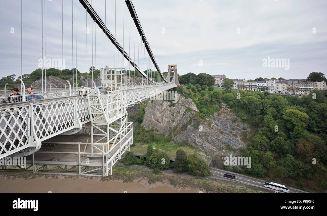 Voir l'allée de l'est du sud du pont suspendu de Clifton, le Clifton Bristol, Royaume-Uni, avec station d'entretien en dessous du pont Banque D'Images