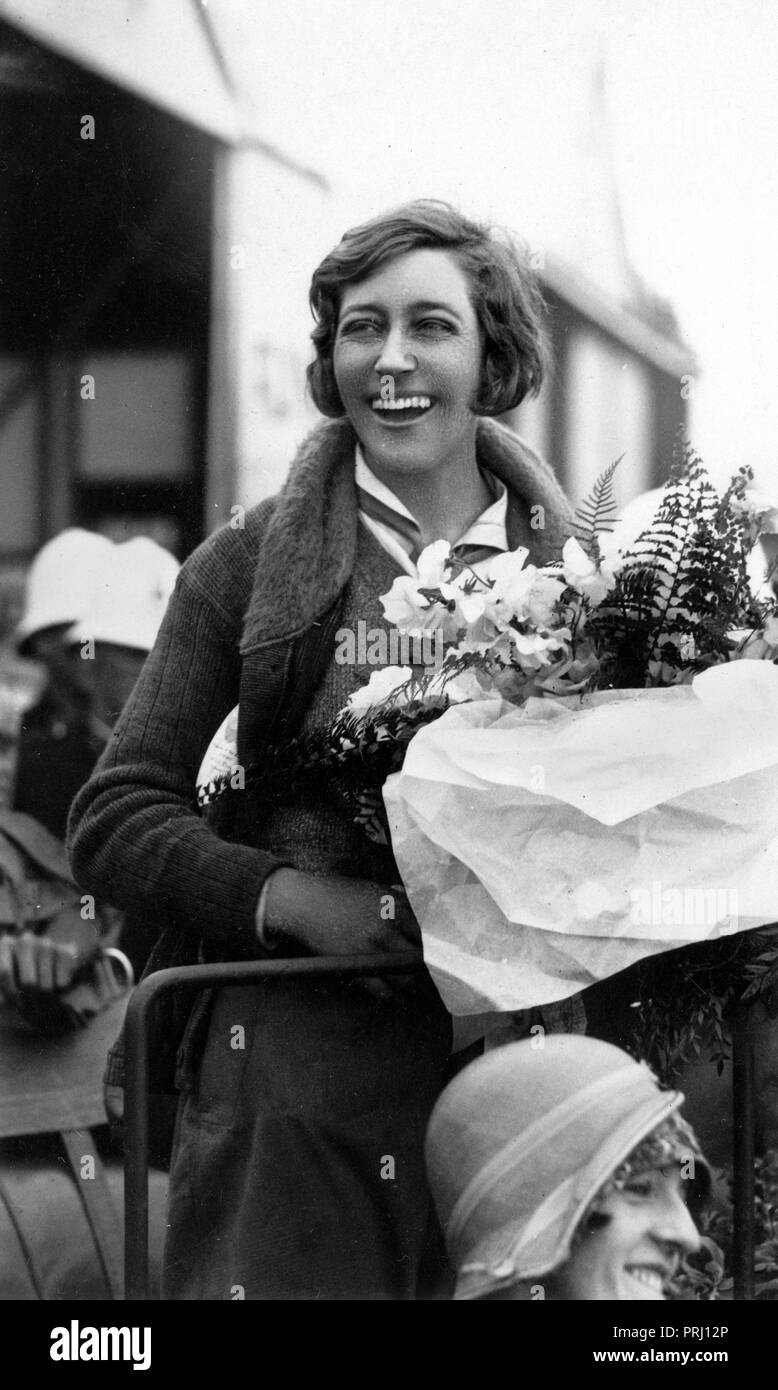 AMY JOHNSON (1903-1941), aviateur français pionnier à l'arrivée à Brisbane en 30 mai 1930. Auparavant, elle avait effectué de Croydon, dans le sud de Londres le 5 mai pour arriver à Darwin le 24 mai. Banque D'Images