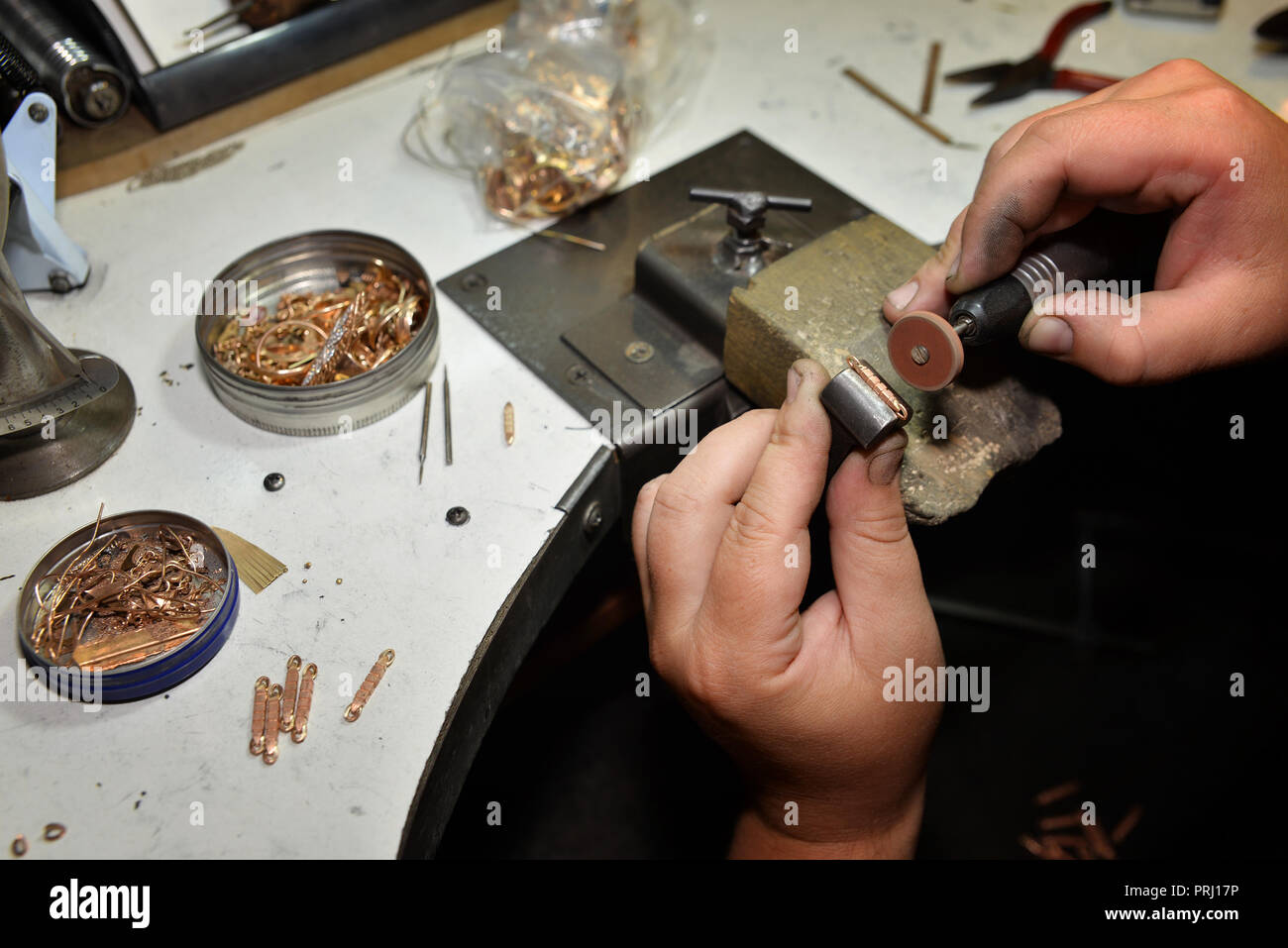 Mains bijoutier au travail Banque D'Images