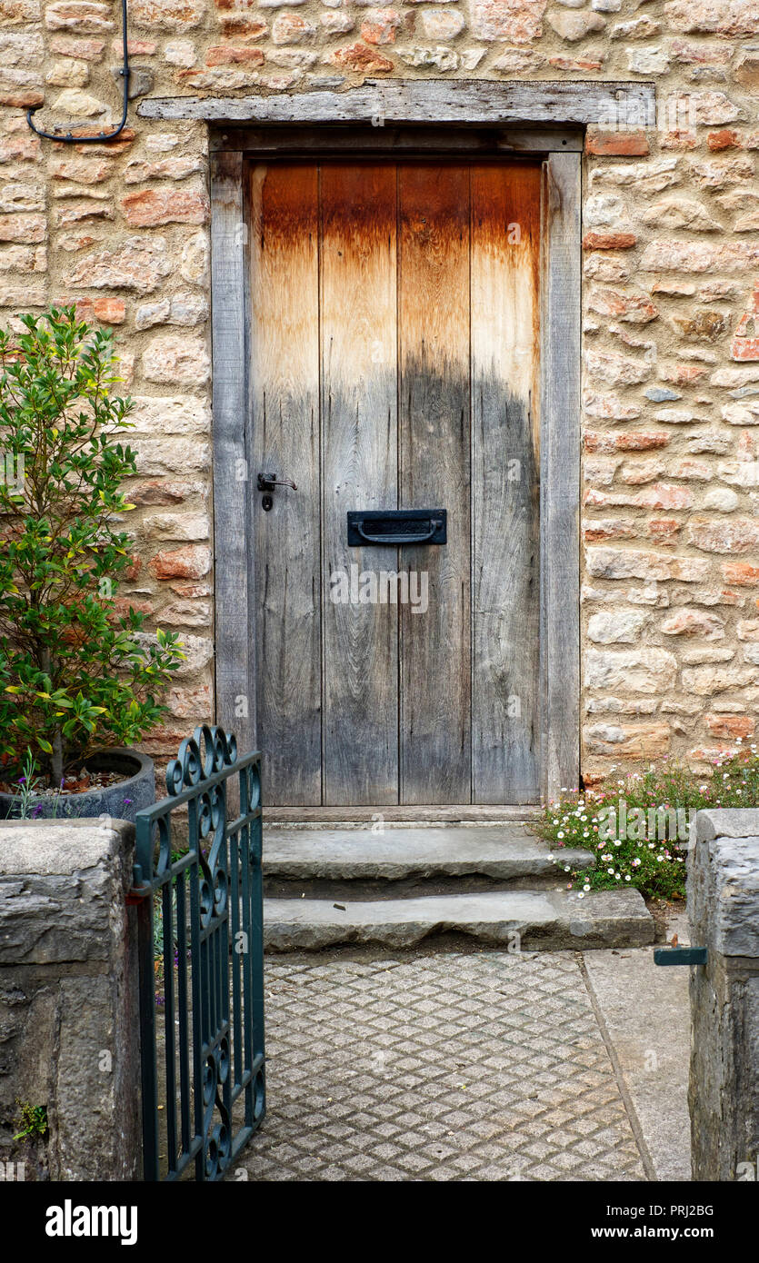 En terrasses traditionnelles en pierre avec porte altérée et le cadre de la porte. Wells, Somerset, UK Banque D'Images