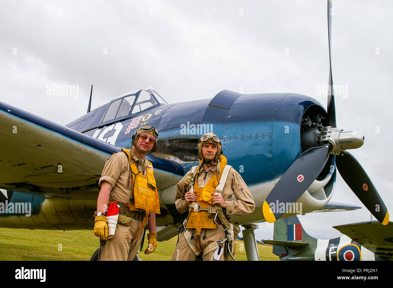 Grumman F-6F Hellcat avion de chasse dans la Marine américaine théâtre du Pacifique avec des couleurs de reconstitution historique habillés en costume de vol période. Combinaisons de vol. L'équipage de vol Banque D'Images