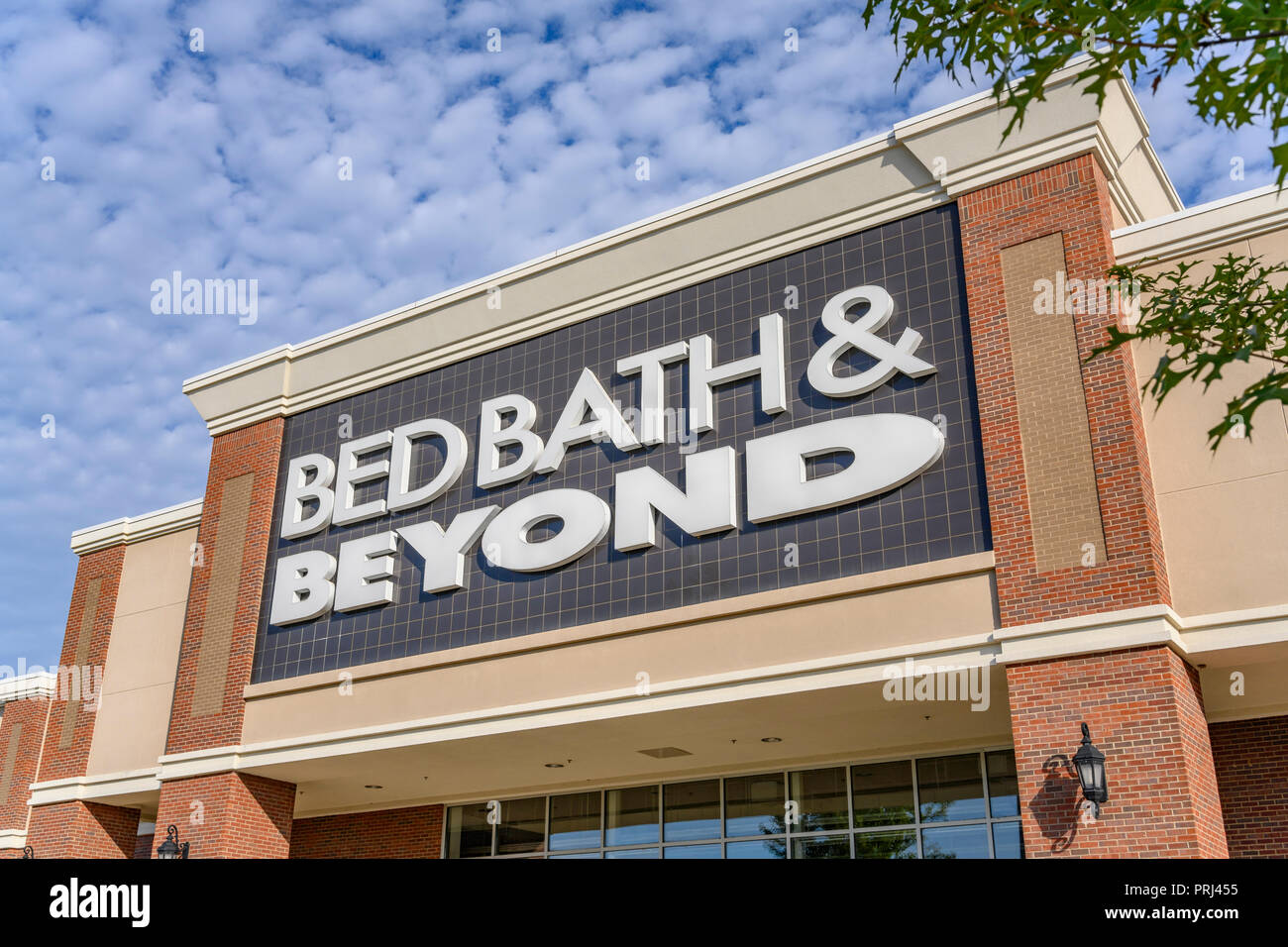 Bed Bath and Beyond/entrée extérieure montrant le logo de l'entreprise et signer à Montgomery, en Alabama, USA. Banque D'Images