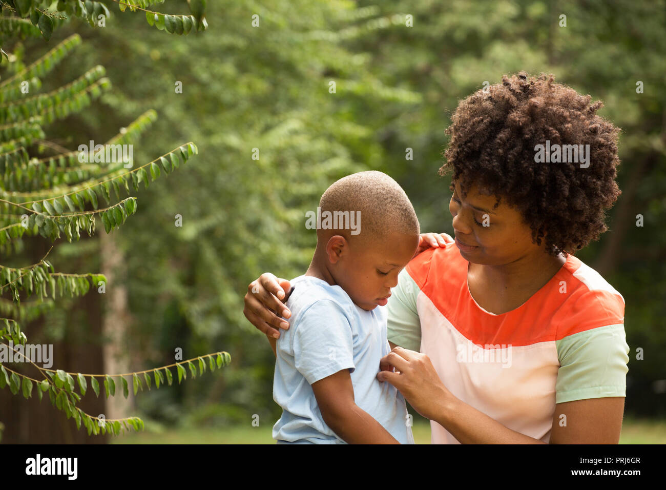 Young African American Woman et son fils. Banque D'Images