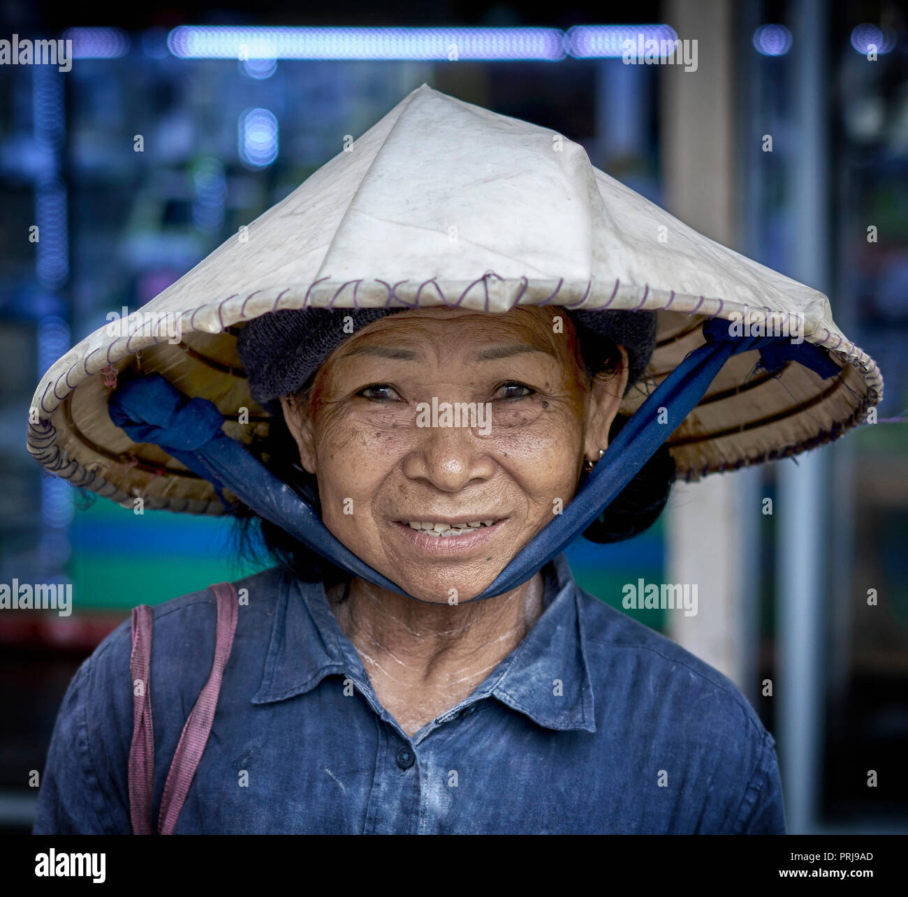Portrait femme de Thaïlande senior portant un chapeau de riz traditionnel alias Chapeau de coterie chinois Banque D'Images