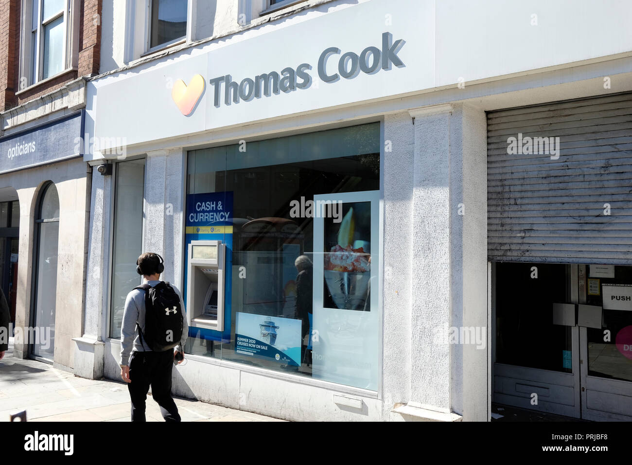 Un homme passe devant Thomas Cook shop à Islington, au nord de Londres, UK Banque D'Images