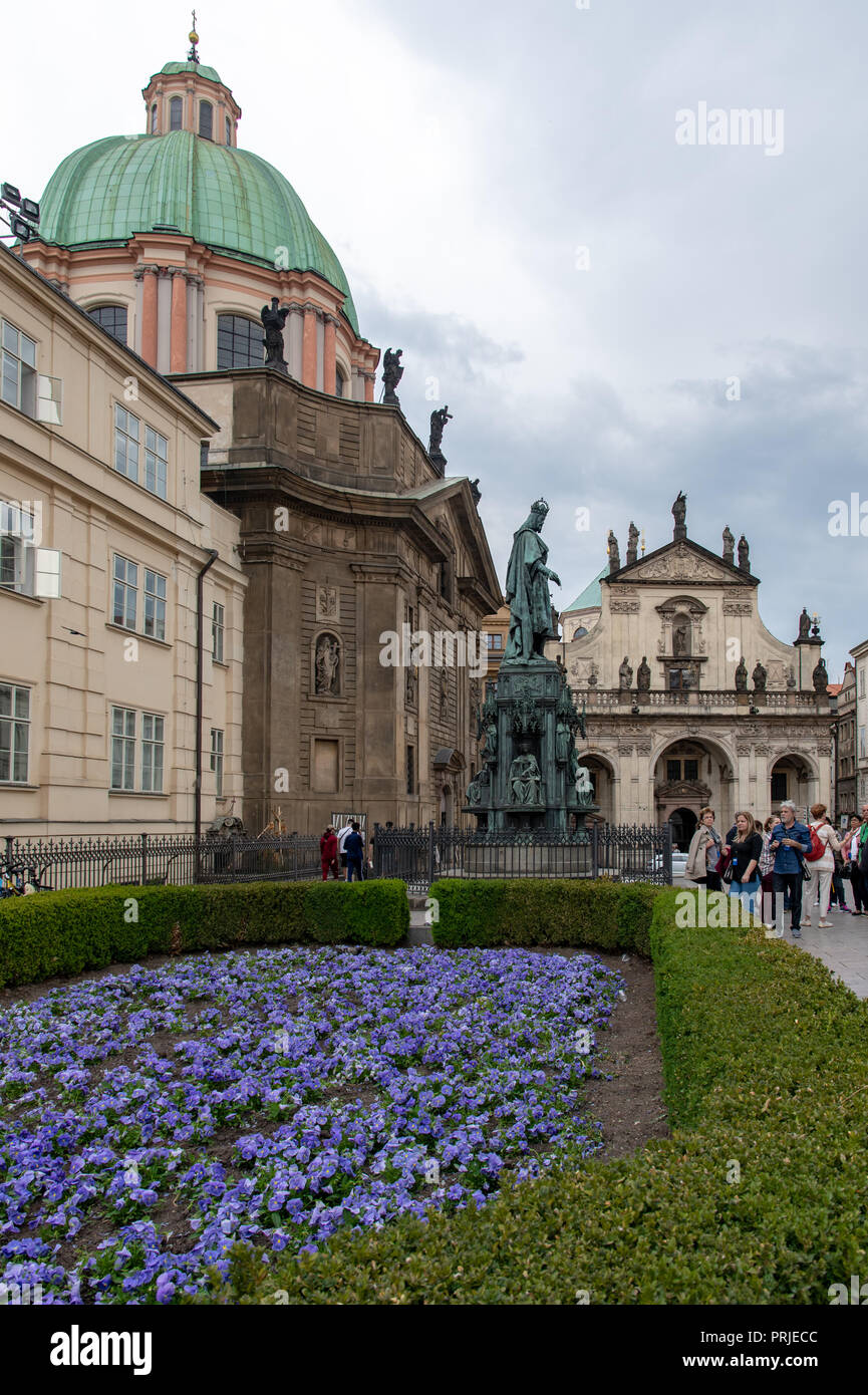 Chevaliers de la Croix Square à côté du pont Charles et de l'église de saint François à Prague, République Tchèque Banque D'Images